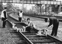 169022 Afbeelding van enkele wegwerkers van de N.S. tijdens werkzaamheden aan de spoorlijn bij Utrecht Maliebaan. Op de ...